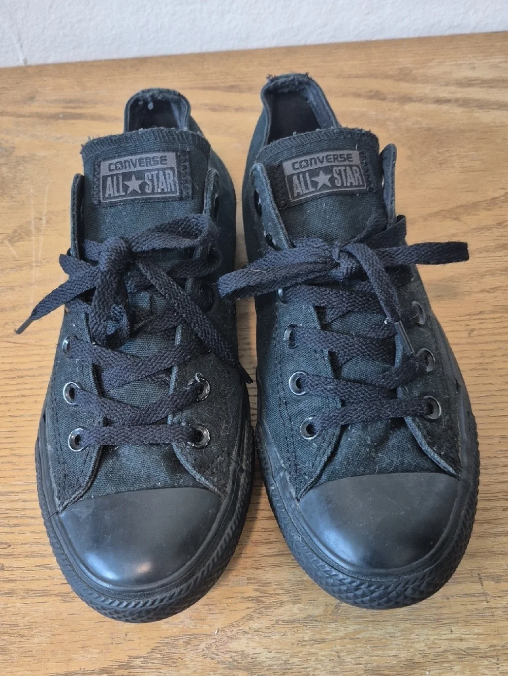 Chuck Taylor Low Top Converse All Black Sz 8M/10W. UNISEX